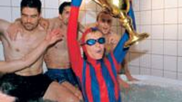 Akribisch geplant: Gigi Oeris Bad im Whirlpool der Spieler an der FCB-Meisterfeier 2002. (Foto: RDB / Blick-Sport / Foto Marty)