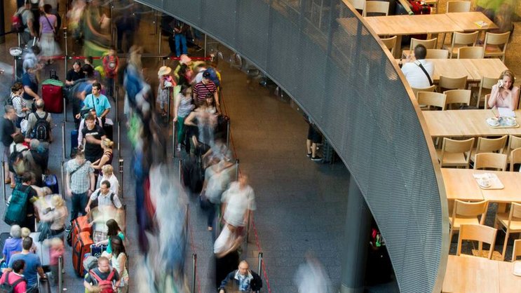 Flughafen Zürich: Shoppingcenter, Restaurants und Parkgebühren werden immer wichtiger.Keystone