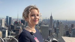 Beraterin und Buchautorin Sandra Navidi an ihrem Wohnort New York City.