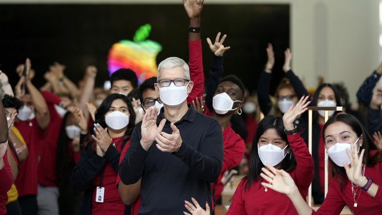 «Dinosaurier» Apple: Das Tech-Unternehmen – hier Apple-CEO Tim Cook mit Besuchern eines Apple Stores in Los Angeles – gehört zu den höchstbewerteten Firmen der Welt.