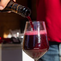 Am Image des Lambrusco wird gerade kräftig gefeilt. Wer im Sommer in Italien unterwegs ist, sollte in Modena einen Stopp einlegen und sich in einer der trendigen Wein-Bars durch das Lambrusco-Angebot trinken.