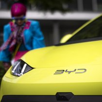 Das Interesse von Schweizer Autofahrern an Elektroautos steigt wegen des Iran-Krieges stark an.