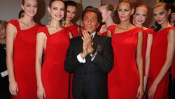 Valentino mit dem russischen Topmodel Natalia Vodianova (l. von Valentino) und weiteren Models auf dem Laufsteg bei der Valentino Fashion Show, während der Paris Fashion Week (Haute Couture) Spring-Summer 2008 am 23. Januar, 2008 im Museum Rodin in Paris.