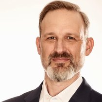 Greg Hirt (51) ist seit 2021 Global Chief Investment Officer (CIO) Multi Asset bei Allianz Global Investors. 130 Milliarden Euro an Kundengeld werden von der Einheit verwaltet.