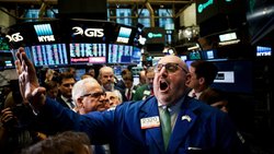 Börsenhändler in New York: Die US-Unternehmen legen ihre Geschäftszahlen derzeit noch vierteljährlich vor – das könnte sich bald ändern.