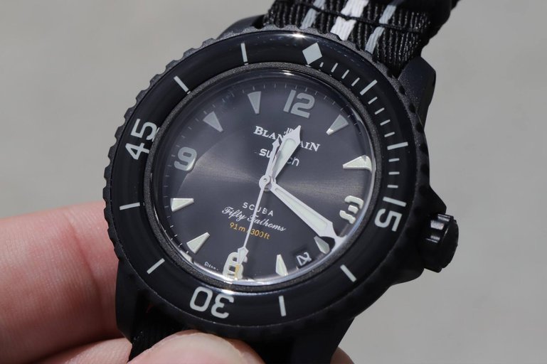 Von den sechs Modellen in der Kollektion verfügen vier über ein Datumsfenster zwischen 4 und 5 Uhr; die «Ocean of Storms» ist dabei das einzige mit einem Zifferblatt mit Sonnenschliff.