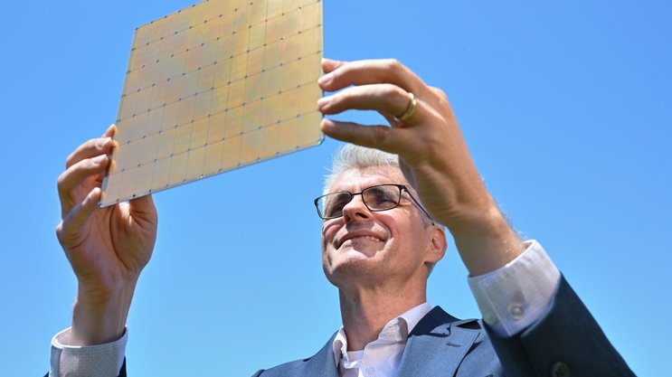 JP Fricker mit einem Cerebras-Chip. Sie sind 50-mal grösser (und teurer) als jene der Konkurrenz.