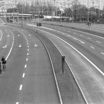 Velofahrer auf der Autobahn: Während der Ölkrise im Jahr 1973 erliess der Bundesrat ein Autofahrverbot für drei Sonntage und eine Kontingentierung des Treibstoffs.