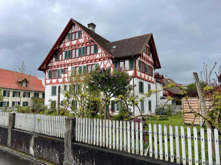 Das denkmalgeschützte Wohnhaus in Rheinau ZH stammt aus dem Jahr 1720. Heute befinden sich darin neun Mietwohnungen.