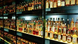 Eine grosse Auswahl an Whiskey in einer Bar.