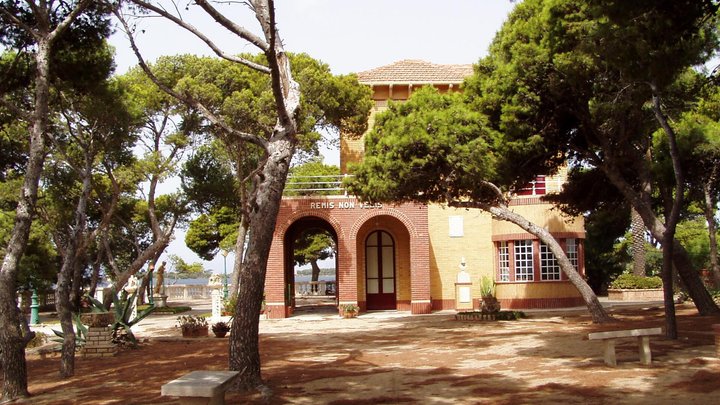 Auf der Insel liegt eine über 400-Quadratmeter-Villa aus der Belle Époque.