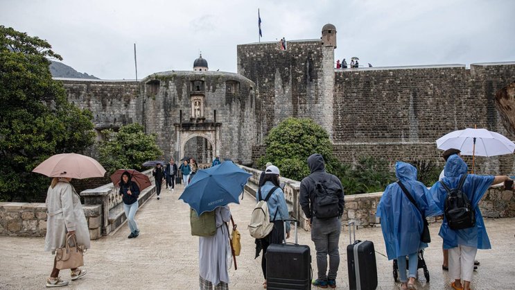 Neben Selfie-Sticks und Airbnb-Schlüsselkästen gilt der Rollkoffer als Teil des unheilsamen Touristik-Trios.