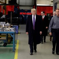 Werksbesuch: US-Präsident Trump will die heimische Industrie durch Strafzölle auf Importe schützen.