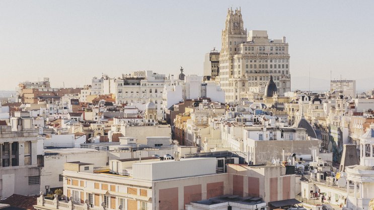 PULSIEREND ­Dynamisch, kreativ und multi-kulturell. Die Haupt-stadt Madrid streift ihre Zurückhaltung ab.