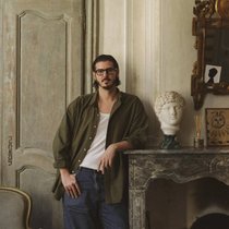 Clément Trouche (*1987) lebt und arbeitet in seiner Heimat Arles. Dieses Jahr eröffnete er als künstlerischer Leiter das lokale Mode- und Kostümmuseum.