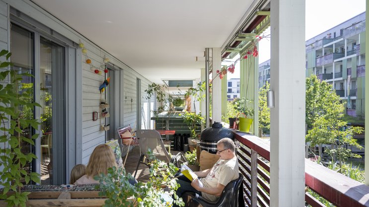 Eine Familie auf dem Balkon: Wohnungen in der Stadt Zürich sind gesucht.