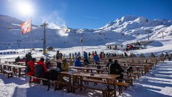 Samnaun will zur alpinen Luxus-Marke werden. Die Helikopter landen direkt auf der Alp Trida (siehe Bild). Das Gepäck wird ins Tal gebracht.