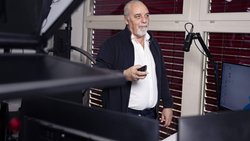 Der wichtigste Initiant der Bargeld-Initiative, Richard Koller, steuert die Kampagne fast allein von seinem Büro und privaten TV-Studio in Bätterkinden SO aus.