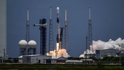 Eine SpaceX Falcon 9 Rakete startet vom Space Launch Complex 40 in der Cape Canaveral Space Force Station in Florida.