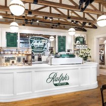 Ralph’s Coffee zieht mit Stores wie in Singapur Instagram-Touristen magnetisch an.