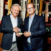Schlüsselübergabe: Freddy Burger überträgt seine Firma komplett seinem Sohn Oliver.