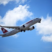Swiss-Passagiere dürfen aufatmen: Die Airline schafft die saftigen Preisaufschläge bei den Stornierungsgebühren wieder ab.