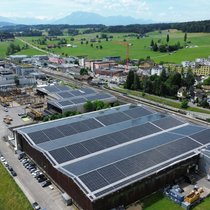 Auf dem rund 14’000 m2 grossen Dach der Spaeter AG in Sins realisiert Romande Energie zwei Solaranlagen im Contracting, eine kombiniert mit Batterie für den Eigenverbrauch, die zweite ohne Eigenverbrauch.
