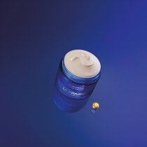 Die Skin Caviar Luxe Cream gibt es für 1177 Franken für 100 ml bei La Prairie.