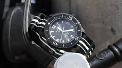 Die zweite «Collab» von Swatch mit einer Konzernmarke resultierte 2023 in der Scuba Fifty Fathoms – einem Modell, das es aktuell in sechs Ausführungen gibt (hier abgebildet die «Ocean of Storms» von Januar 2024).