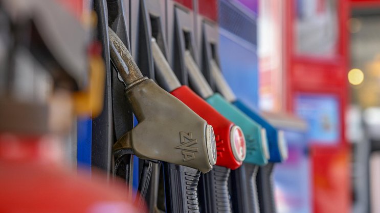 Eine Tanksäule an der Tankstelle.