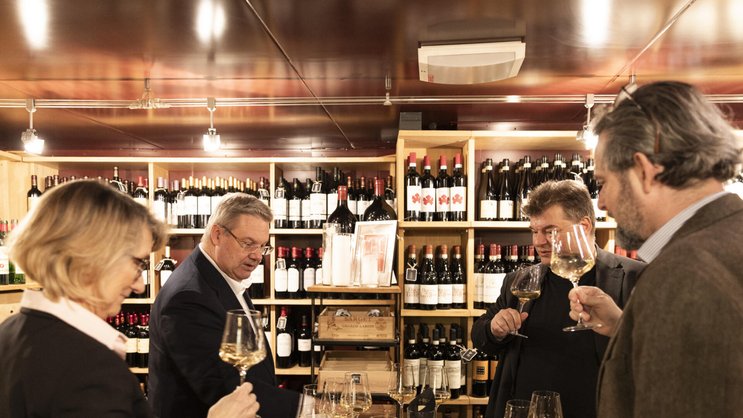 An der Blindverkostung im Weinkeller des Restaurants Carlton in Zürich (v.l.): Ursula Beutler von der Kellerei GVS, Philipp Schwander von Selection Schwander, BILANZ-Redaktor Marc Kowalsky und Nikolas von Haugwitz, CEO von Mövenpick Wein.