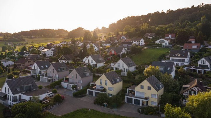 Für Eigenheimbesitzer sind Negativzinsen positiv. Wer kaufen will, muss hingegen mit höheren Preisen rechnen.