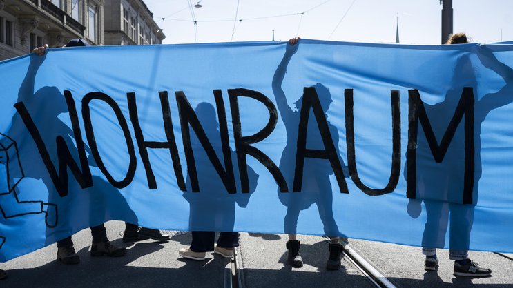 Demonstration für mehr Wohnraum in Zürich 2025: Stagnierter Wohnbau und zeitgleich mehr Zuwanderung führten von 2019 bis 2024 schweizweit zu einem grossen Wohnungsmangel.