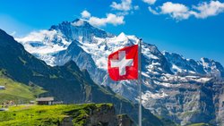 Mit dem roten Pass kommst du aktuell in 185 Länder ohne Visa.