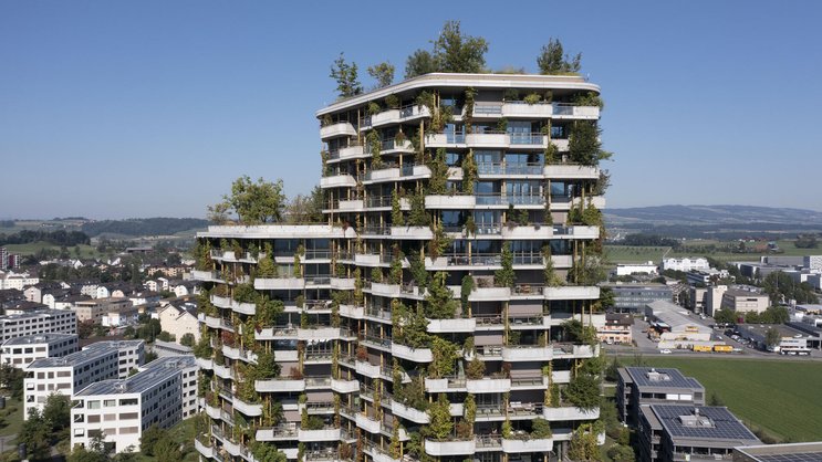 So könnte in der Zukunft gebaut werden: Das Wohnhaus Aglaya in Rotkreuz ZG kühlt durch seine helle Fassade und Rundumbegrünung.