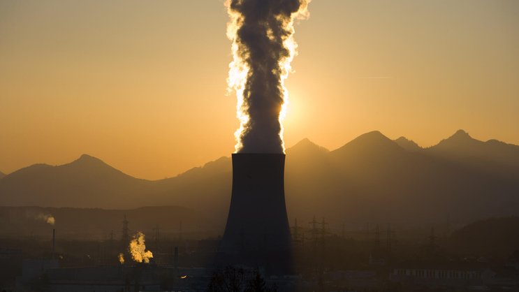 Sonnenuntergang hinter Gösgen: Was passiert, wenn das Schweizer AKW sechzig Jahre alt wird? Vermutlich wird es in die Verlängerung geschickt.