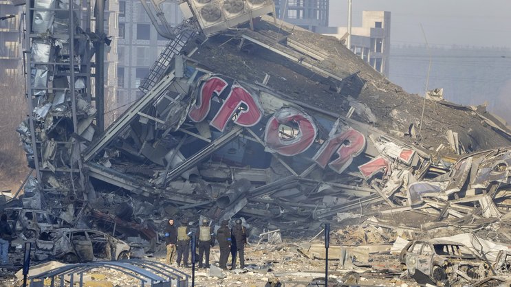 Zerstörtes Shoppingcenter in Kiew: Akute Brandherde statt unbeschwertes Leben.