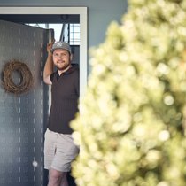 Ex-Ski-Ass Niels Hintermann öffnet seine Türe und zeigt die Solarlösungen, durch die er seinen CO₂-Fussabdruck fast halbieren kann.