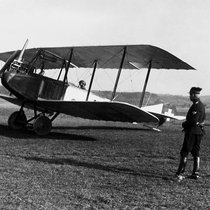 Flugpionier Oskar Bider 1917 mit Flugschülern in Dübendorf.  Keystone