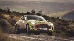 Als «Erlkönig», wie man getarnte Versuchsfahrzeuge nennt, ist der Aston Martin DBX bereits unterwegs.