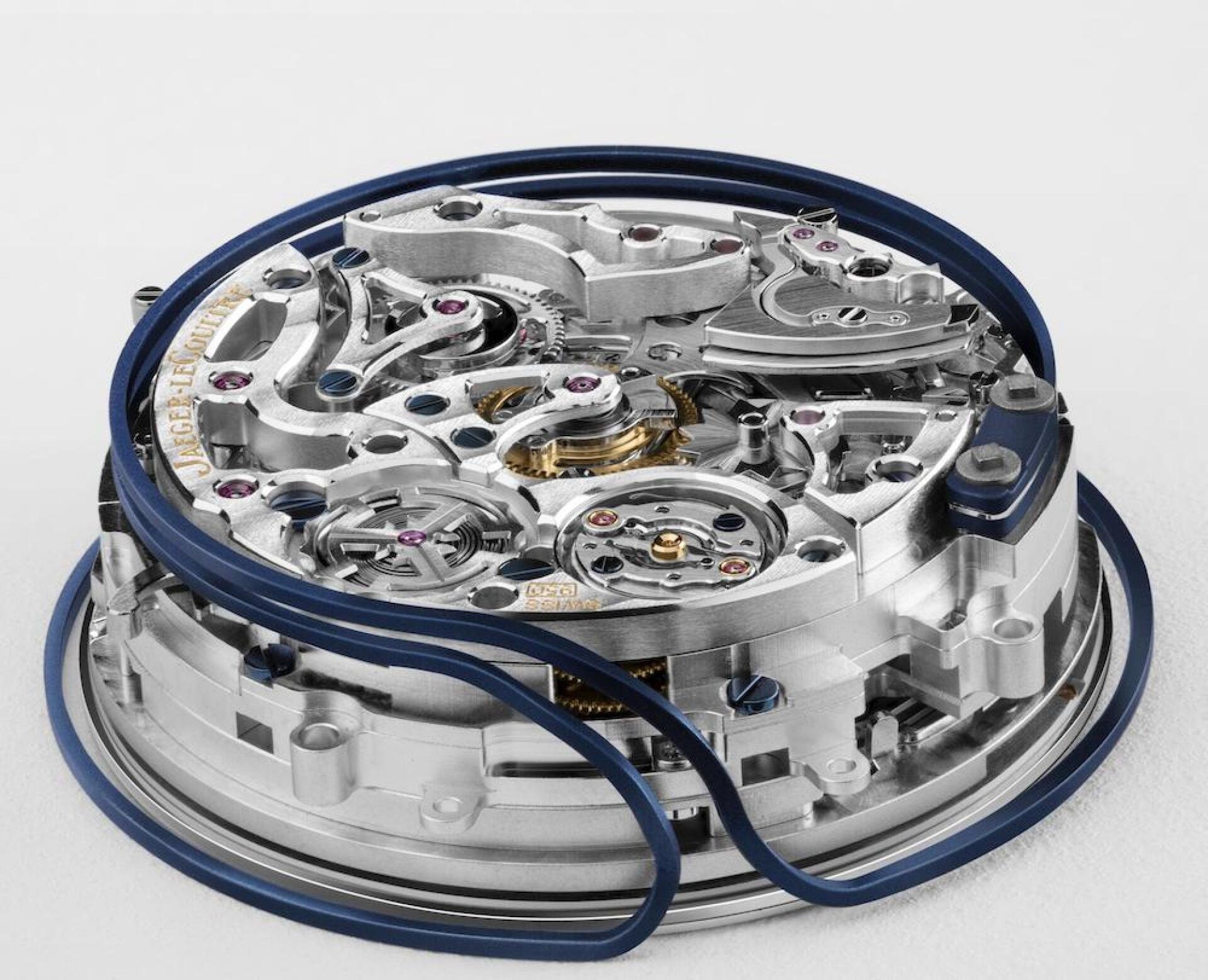 Jaeger-LeCoultre befestigt die Tonfedern am Saphirglas und windet sie in einer Helix um das Werk.