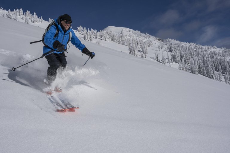 USA, Wyoming. Skier enjoying some powder snow in Teton Range. (MR) PUBLICATIONxNOTxINxUSAxCANxMEX Copyright: xHowiexGarb