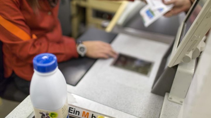 The cashier hands over the receipt to the customer, pictured on March 5, 2013, at the Migros branch in Baden, Switzerland. Migros is Switzerland's the largest retail company. (KEYSTONE/Gaetan Bally)Die Kassierin haendigt dem Kunden die Kaufquittung aus, aufgenommen am 5. Maerz 2013 in der Migros-Filiale in Baden. (KEYSTONE/Gaetan Bally))