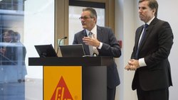 Verwaltungsrat-Präsident Paul Haelg (li.) und CEO Jan Jenisch bei der Sika-Pressekonferenz.Keystone