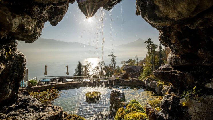 Auf dem coolsten Roadtrip der Schweiz machen wir unter anderem Halt bei den St.-Beatus-Höhlen im Berner Oberland. Das weitverzweigte Höhlensystem gehört zu den grössten des Landes.