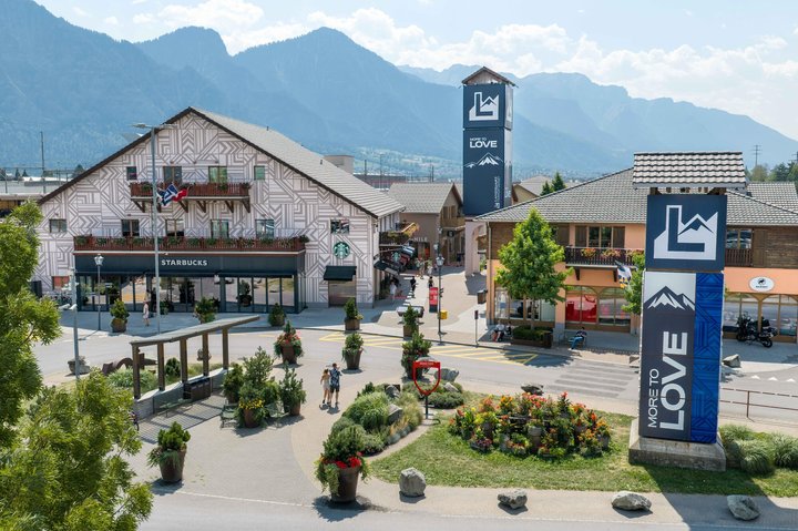 default
Das Landquart Fashion Outlet setzt diesen Sommer gleich drei neue Akzente und erweitert das Markenangebot in den Bereichen Sport, Outdoor, Casualwear und alpiner Lifestyle. Den Auftakt machen HOKA und NIKIN, die im Landquart Fashion Outlet ihre ersten Schweizer Outlet-Stores eröffnet haben. Bis Ende September folgt mit Sportalm eine weitere Schweizer Outlet-Premiere.