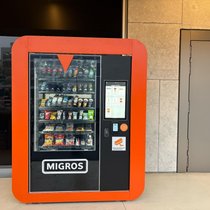 Der neue Migros-Verkaufsautomat am Zürcher Kreuzplatz.