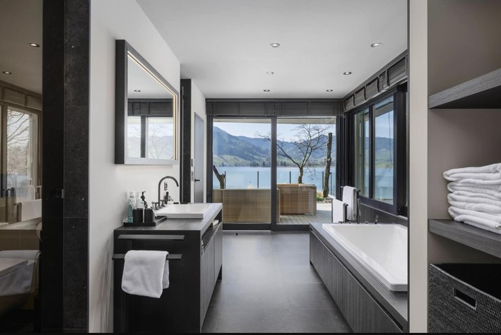 Selbst von der Badewanne aus hat man Sicht auf den Ägerisee.