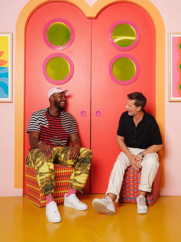Künstler Yinka Ilori (l.) und Uhrmacher Max Büsser haben sich zusammengetan.