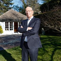 Wer war es? Schwab in seinem Garten in Cologny.